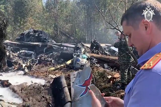 Сотрудник следственного комитета на месте крушения опытного образца военно-транспортного самолета Ил-112В в Подмосковье.