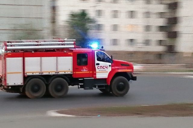 В Оренбурге в районе Аренды горят надворные постройки