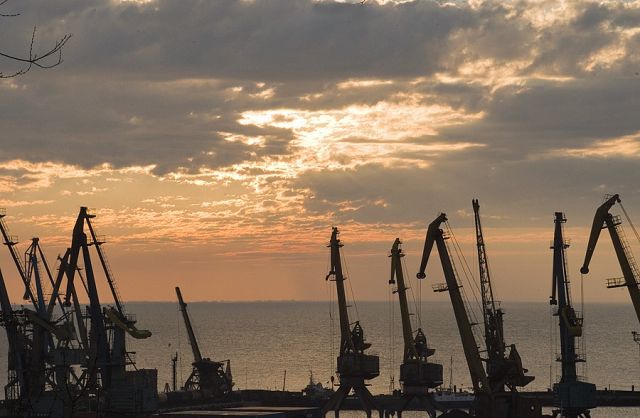 В Ростовской области самокатчики пытались проникнуть в торговый порт