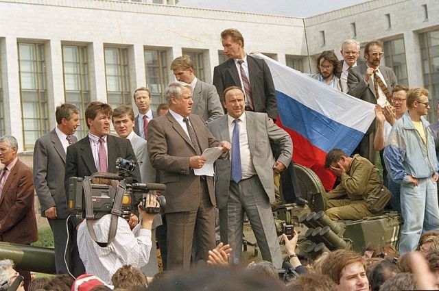 Борис Ельцин с танка обращается к народу у здания Верховного Совета РСФСР, 19 августа 1991 года.