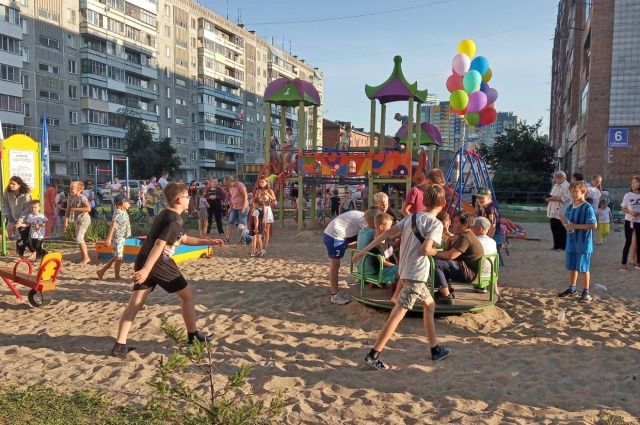 В Новосибирске в Затоне депутаты открыли новую детскую площадку