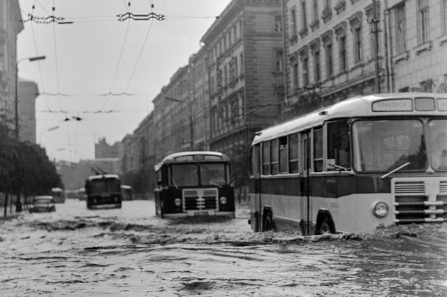 Аномальные климатические явления случались и раньше. На фото: Москва превратилась в Венецию после затопления 08.06.1966.