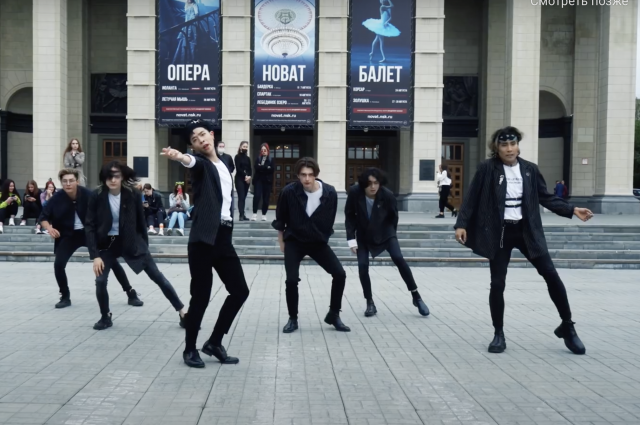 Парни записывают танцевальные видео в стиле к-поп. 