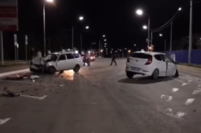 Три человека пострадали при столкновении двух автомобилей в Саянске