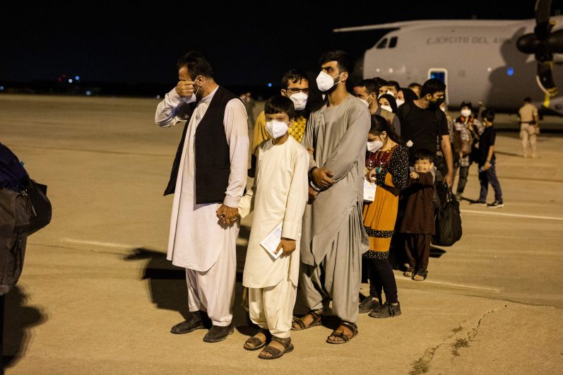 Граждане Афганистана и Испании прибывают в аэропорт-авиабазу Торрехон-де-Ардос в Испании (19 августа)