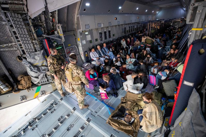 Самолёт Airbus A400 ВВС Германии Люфтваффе с эвакуированными людьми из Афганистана прибыл в Ташкент (17 августа)
