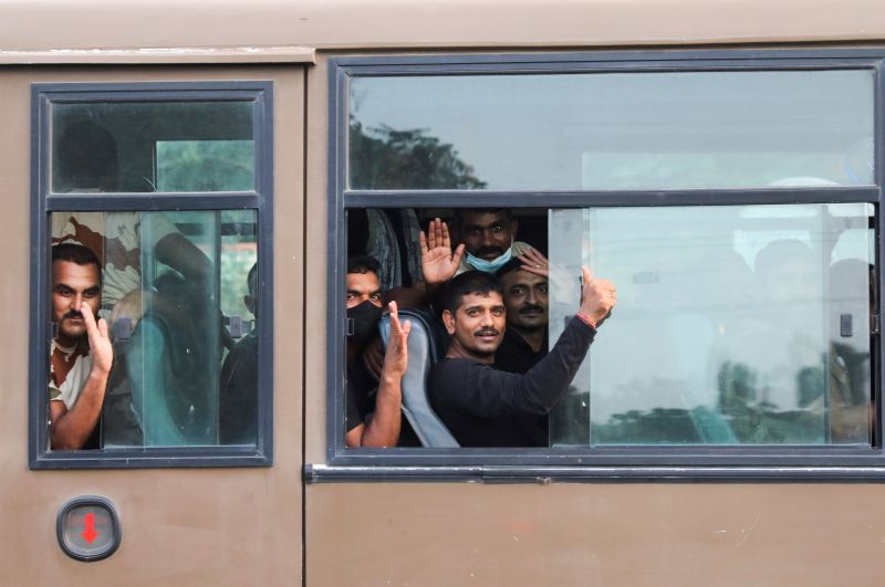 Эвакуированные из Афганистана люди во время прибытия на авиабазу Хиндон в Индии (17 августа)