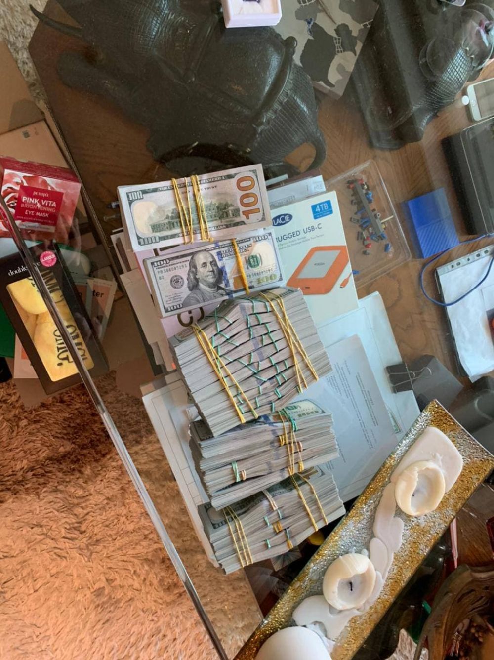 Дома у мужчины оперативники нашли толстые пачки иностранной валюты