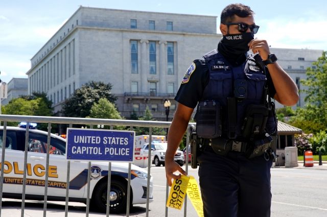 В Вашингтоне полиция ведет переговоры с мужчиной, который угрожает взрывом