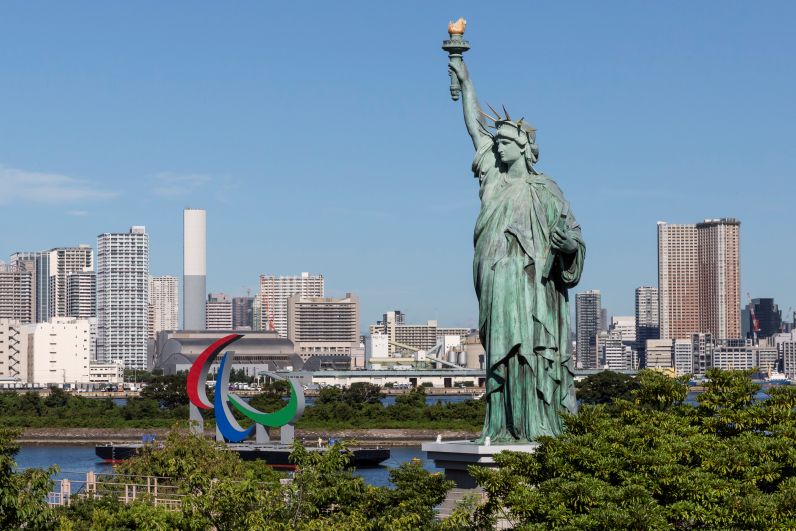Символ Паралимпийских игр в районе острова Одайба в Токио