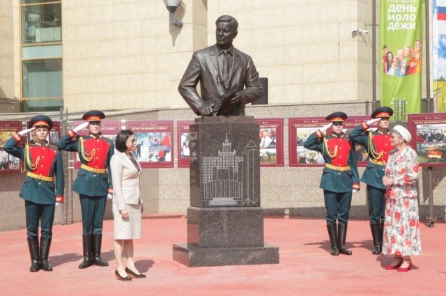 Памятник экс-губернатору Петру Сумину открыли в Челябинске