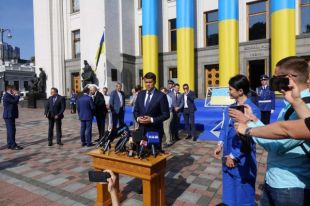 Перед Верховной Радой выставили символ 30 лет независимости Украины