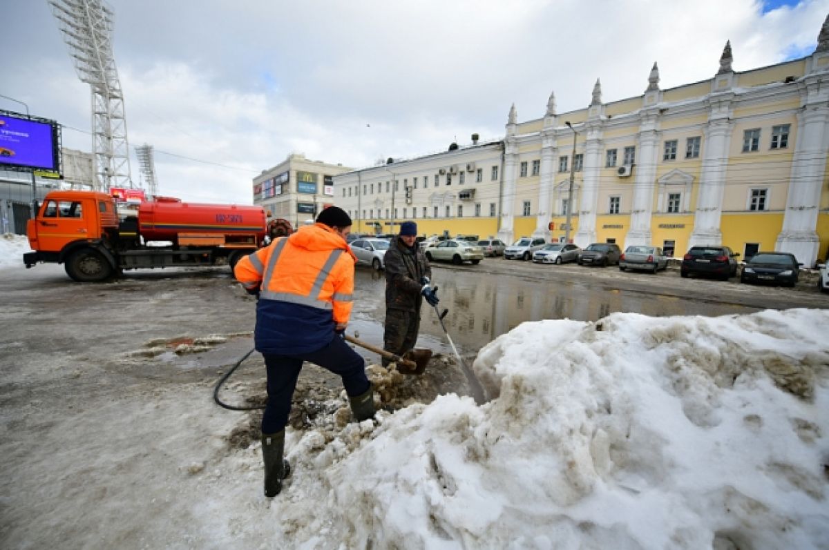 Работа в зимний период. Ярославль март 2021. Очистка ливневок зимой. Дороги Ярославль ливневая канализация. Ливневка зимой.