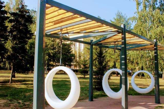Качели-кольца вернули в сквер на площади Революции в Челябинске