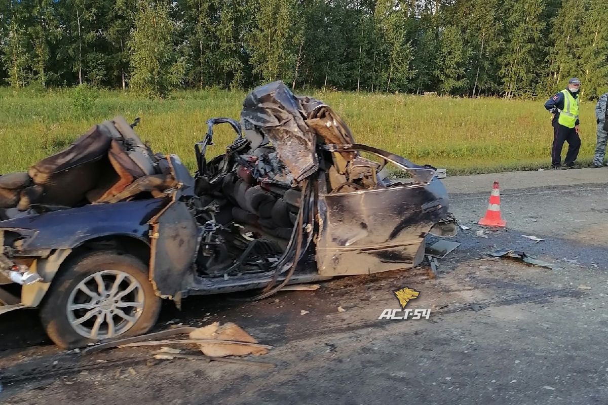 В смятой грузовиком Toyota погибли четыре сотрудника аэропорта Толмачёво |  АиФ Новосибирск