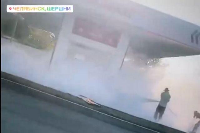 Канистры с бензином загорелись на заправке в Челябинске
