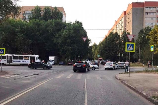 В Кировском районе Самары водитель такси сбил мотоциклиста