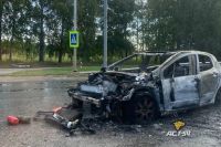 Автомобиль был припаркован около постамента с Ту-154. 