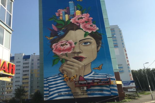 Гигантский портрет девушки появился на фасаде дома в Челябинске