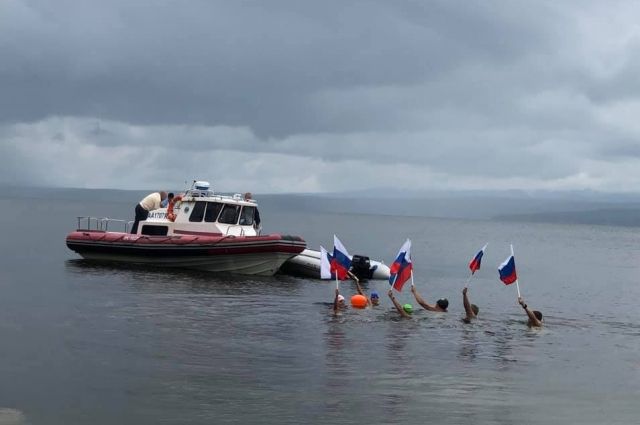 Заплыв состоялся в честь Дня российского флага.