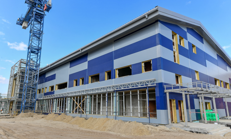 Строящееся здание бассейна школы, Коротчаево, 2021.