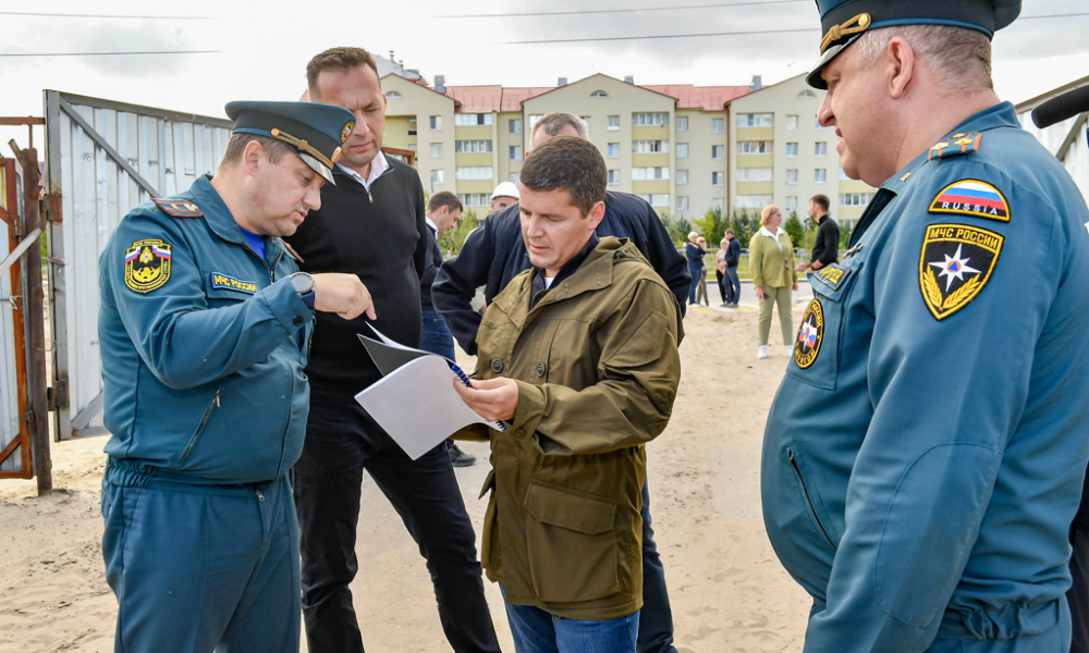 Губернатор на строительной площадке пожарного депо, Коротчаево, 2021.