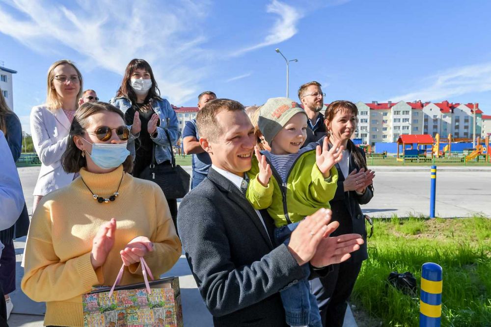 Ключи новоселам в девятом микрорайоне губернатор вручил в ходе поездки, Губкинский, 2021.