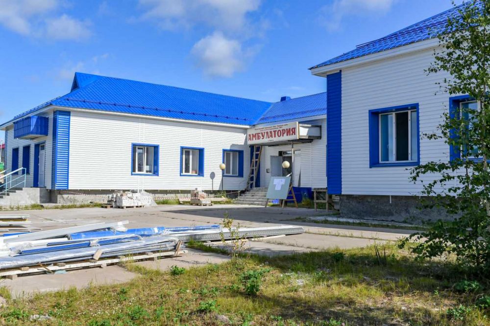 В Пуровске глава региона оценил ход работ в местной амбулатории.