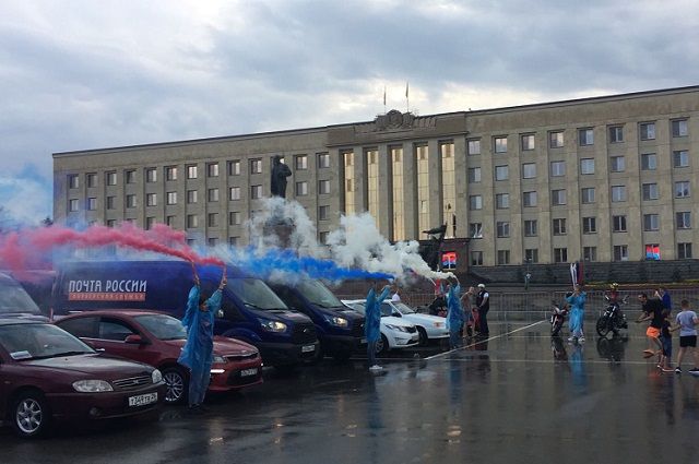 Машины выстроились в цвета триколора в Ставрополе в День флага
