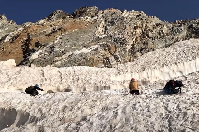 Раненого альпиниста эвакуируют на веревках через щель в леднике Чунгур-Джар.