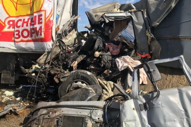 В Липецкой области в результате столкновения грузовиков погиб водитель