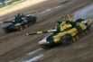 Танки Т-72Б3 команд военнослужащих Узбекистана (на первом плане) и России во время соревнований танковых экипажей на полигоне «Алабино»