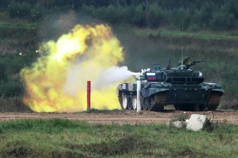 Танк Т-72Б3 команды военнослужащих России во время соревнований танковых экипажей на полигоне «Алабино»