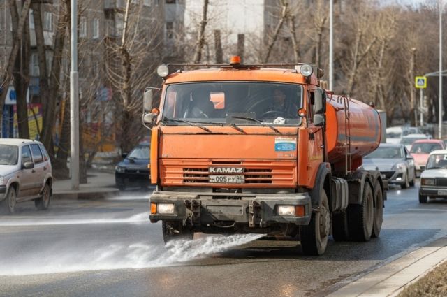 С пылью и смогом в Екатеринбурге борются при помощи поливальных машин