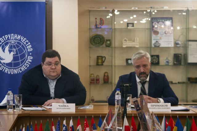 Руководитель Россотрудничества Евгений Примаков и председатель Общественного совета Игорь Чайка.