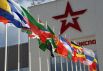Флаги стран-участниц у входа Международного форума «Армия-2021» в Конгрессно-выставочном центре «Патриот»