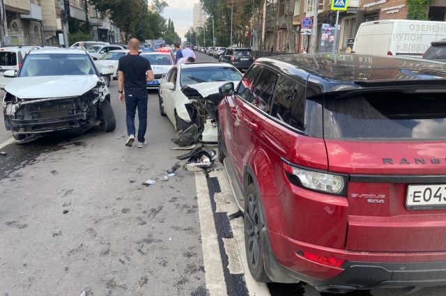 Водитель Hyundai Creta устроил тройное ДТП в центре Ростова-на-Дону