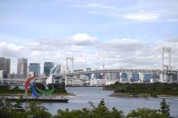 Эмблема Паралимпийских игр около Радужного моста в акватории Токийского залива рядом с искусственным островом Одайба. С 24 августа по 5 сентября в Токио пройдут XVI летние Паралимпийские игры.