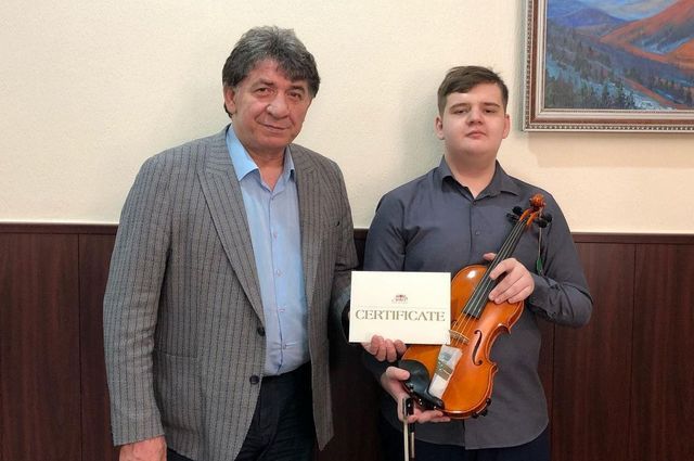 Министр культуры Ингушетии подарил юному музыканту элитную скрипку