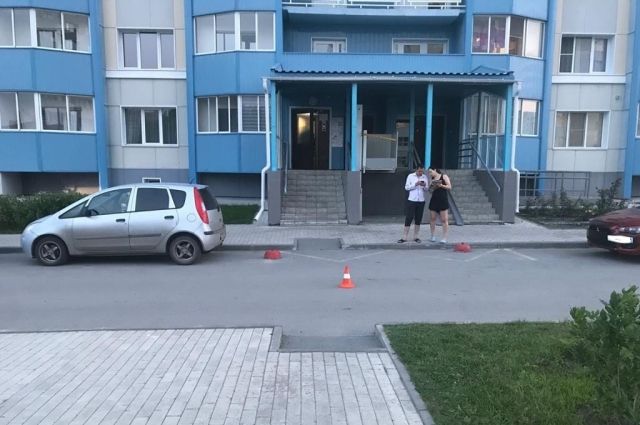 В Новосибирске Hyundai сбил переходившую дорогу с мамой девочку