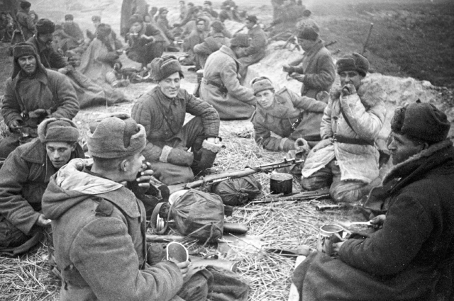 Солдаты на привале, 1945 г.