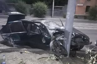 В Новотроицке при столкновении с опорой ЛЭП пострадали водитель и пассажиры BMW.