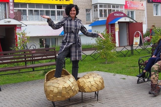 Как вам лапти по размеру? Подойдут? Марина Белавина на аллее Кудым-Оша в Кудымкаре.