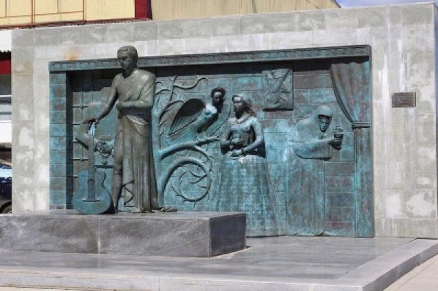 В Самаре памятник Владимиру Высоцкому вернули к зданию Дворца спорта