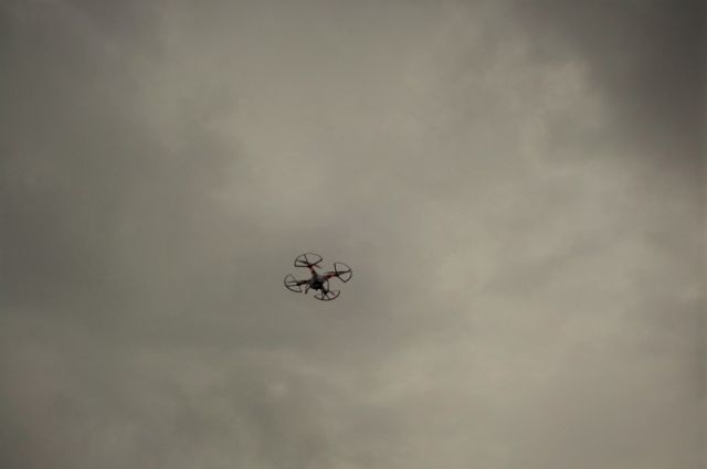 В Соль-Илецке беспилотный летательный аппарат мониторит и контролирует ситуацию с пожаром. 