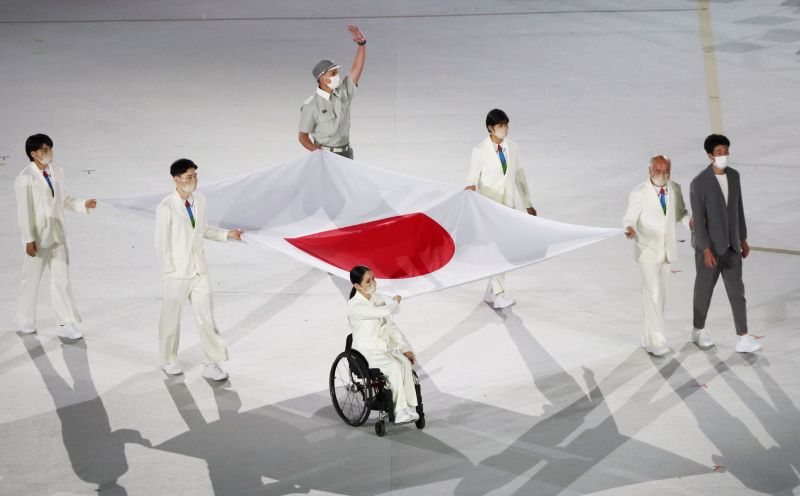 Вынос на стадион флага Японии на церемонии открытия XVI летних Паралимпийских игр