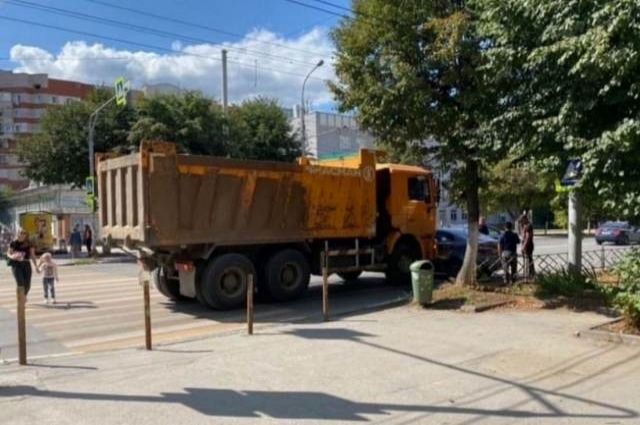 В Рязани на улице Дзержинского грузовик врезался в легковой автомобиль