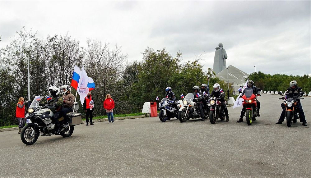 Байкеры собрались у мемориала Защитникам Советского Заполярья в Мурманске.