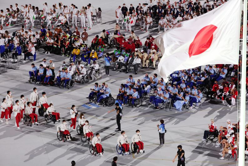 Спортсмены сборной Японии на церемонии открытия XVI летних Паралимпийских игр