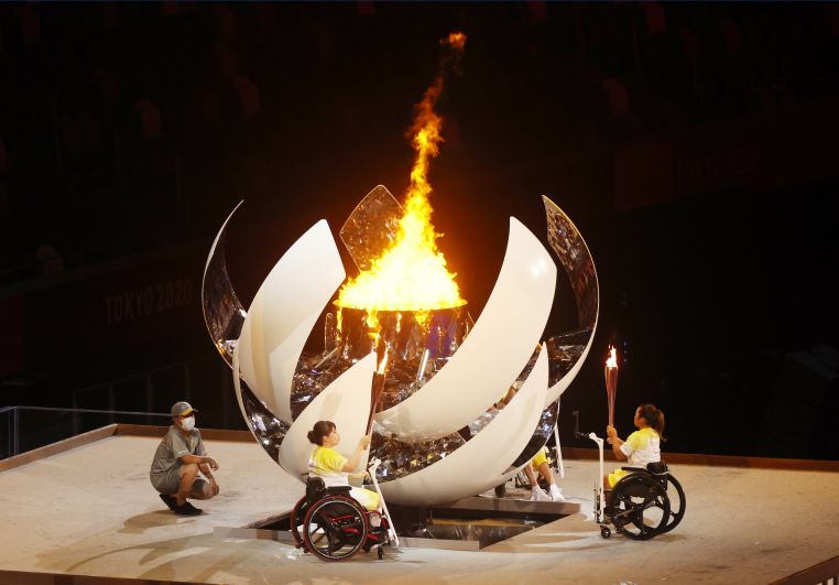 Зажжение Паралимпийского огня на церемонии открытия XVI летних Паралимпийских игр